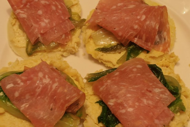 Мини-фарината с острой колбасой и салатом эндивий