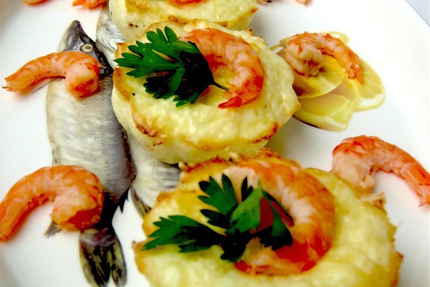 Мини-фриттата с креветками и пармезаном