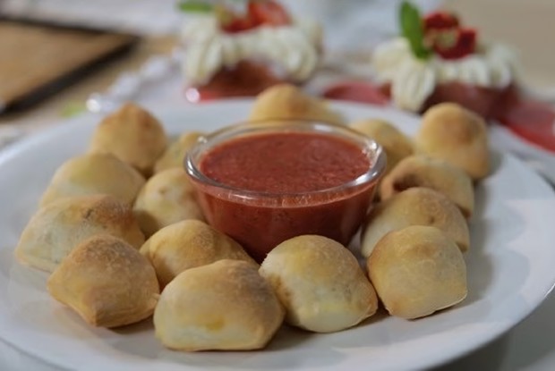 Мини-кальцоне с домашним соусом