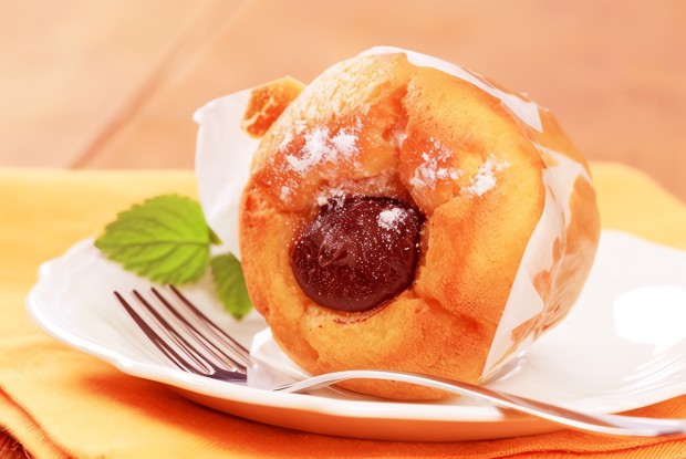 Мини-кексы с мусковадо и печеными сливами