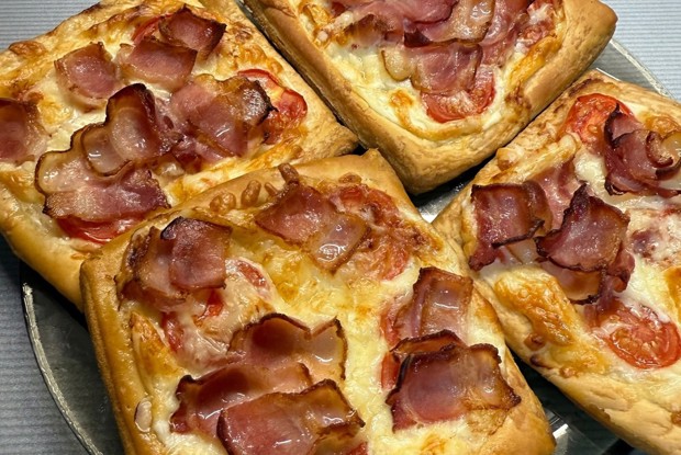 Мини пиццы с беконом и коктейльными томатами