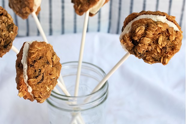 Мини-сэндвичи с овсяным печеньем и коричным мороженым на палочке