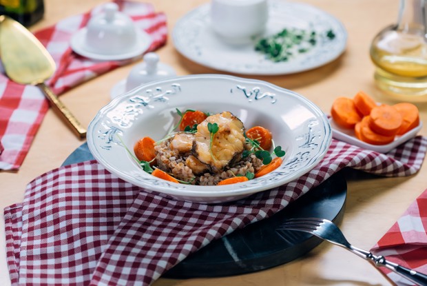 Мини-стейки из черного гренадера с гречкой и морковью