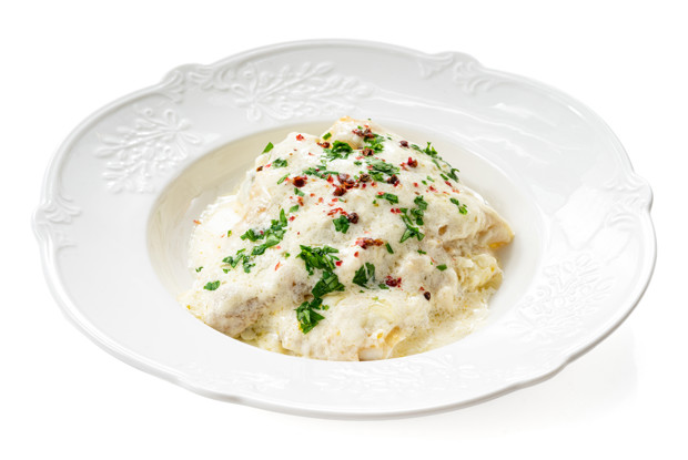 Минтай на сковороде в сливочном соусе