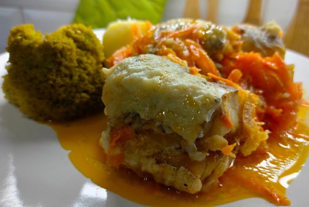 Минтай с морковью