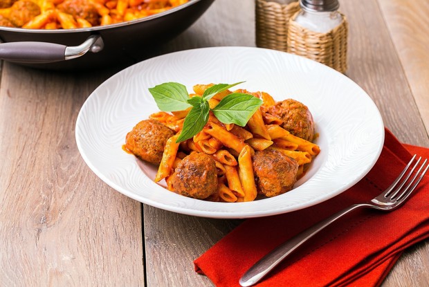 Митболы из говядины с пенне в пикантном томатном соусе