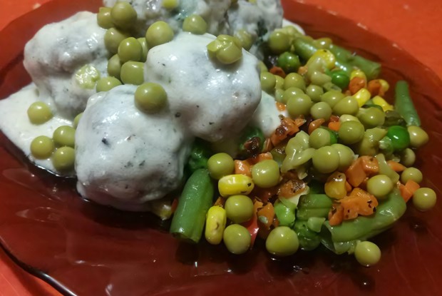Митболы в молочном соусе с жареными овощами и горошком
