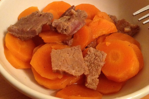 Мягкая говядина, тушеная с морковью и луком