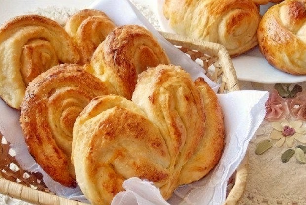 Мягкие плюшки с сахаром