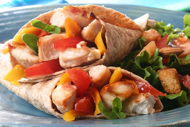 Мягкие тако с курицей, авокадо и овощами