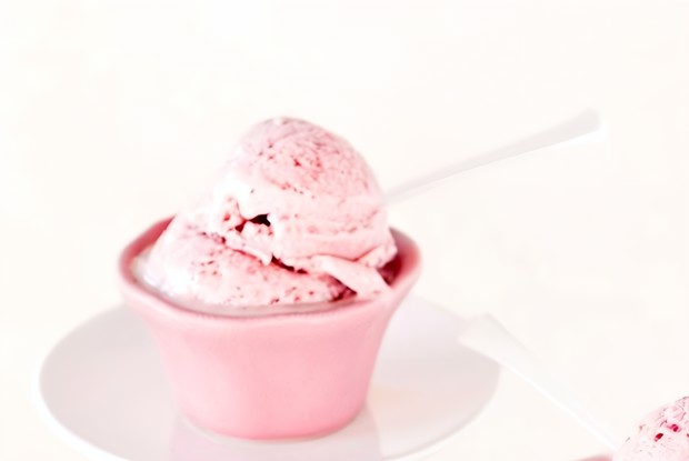 Мягкое клубничное мороженое