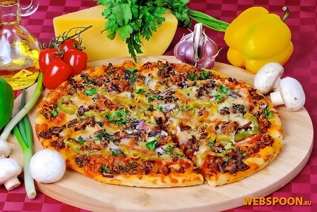 Мясная пицца с грибами и красным луком
