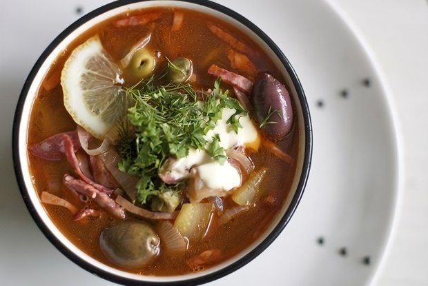 Мясная солянка с каперсами и солеными огурцами