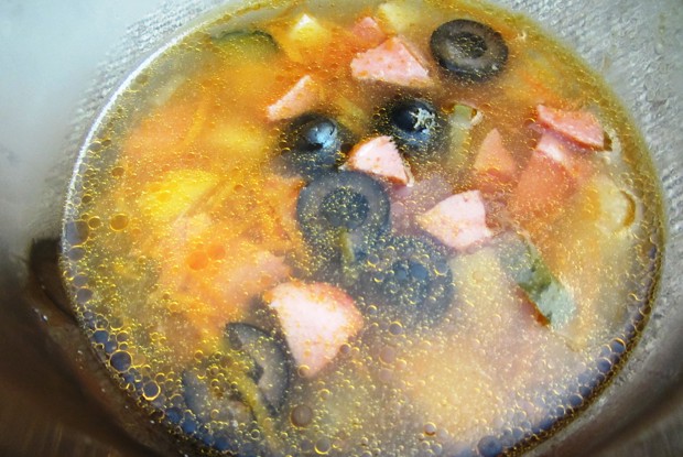 Мясная солянка с маслинами