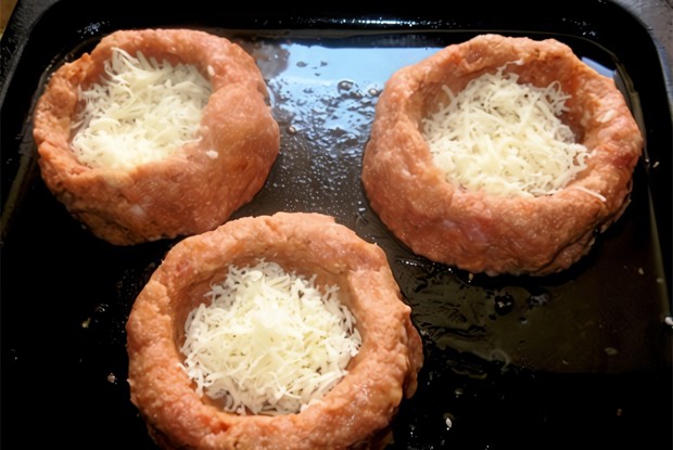 Мясные гнезда с сыром и яйцами