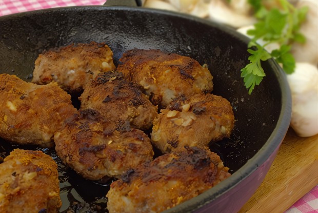 Мясные котлеты в сухарях