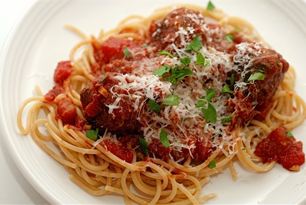Мясные шарики со спагетти в томатном соусе