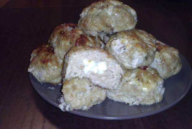 Мясные зразы с яйцом и пряным соусом