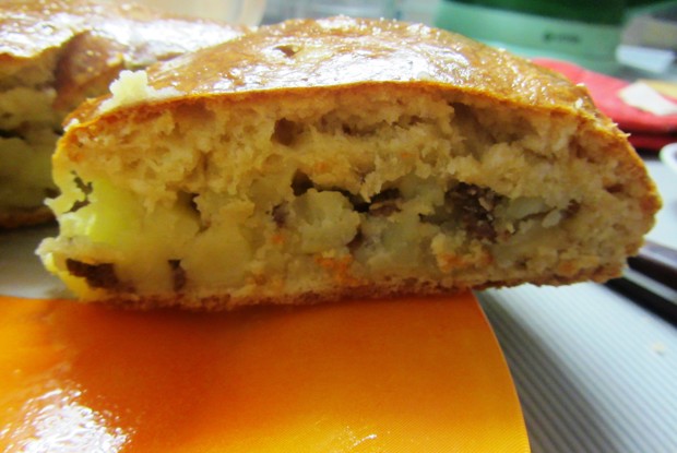 Мясной пирог с картофелем на кефирном тесте