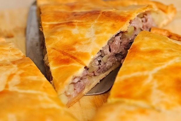 Мясной пирог в сметанном тесте