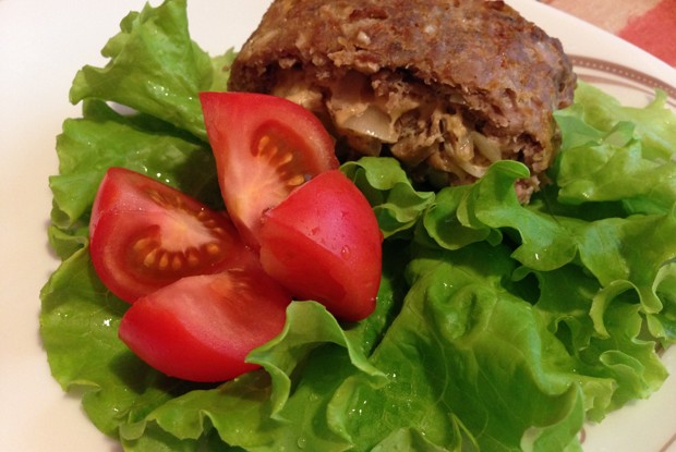 Мясной рулет из фарша с грибами