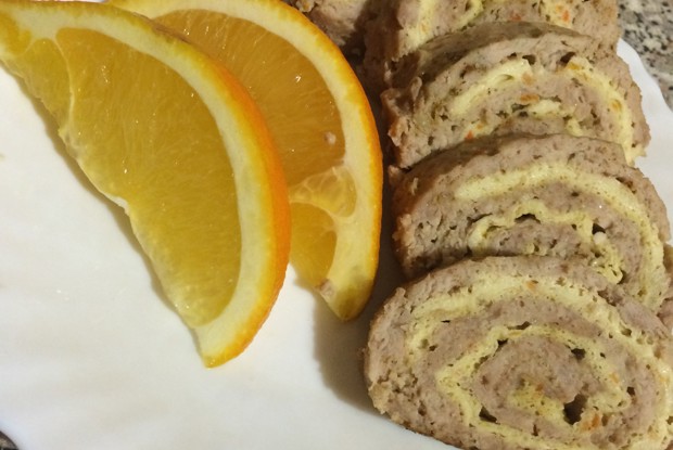 Мясной рулет из фарша с яйцом
