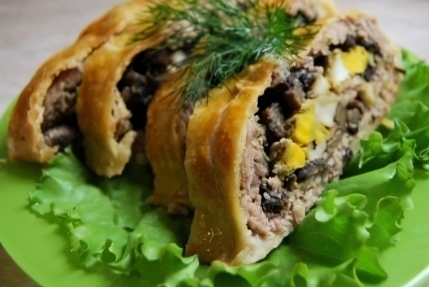 Мясной рулет с грибами и сыром в слоеном тесте