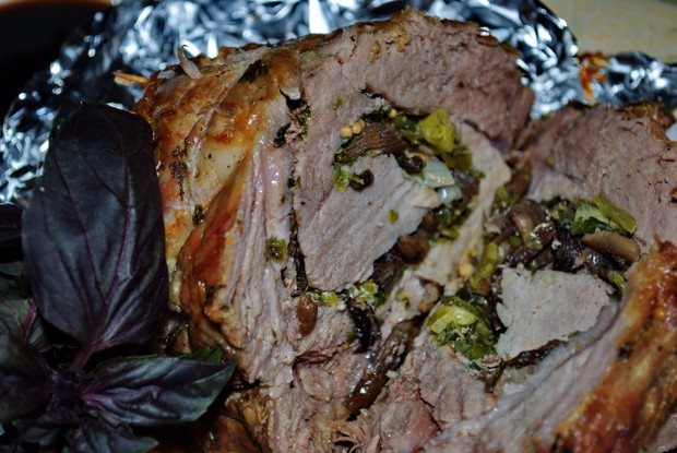 Мясной рулет с грибами и зеленью