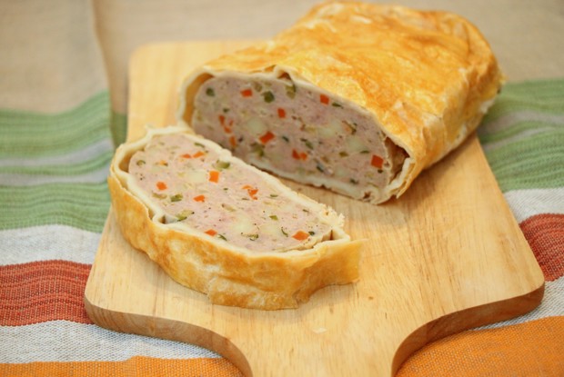 Мясной рулет в слоеном тесте