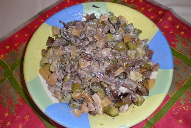 Мясной салат с грибами и маринованными огурцами