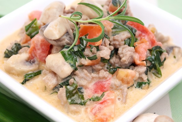 Мясной салат с грибами и орехами «Бамии»