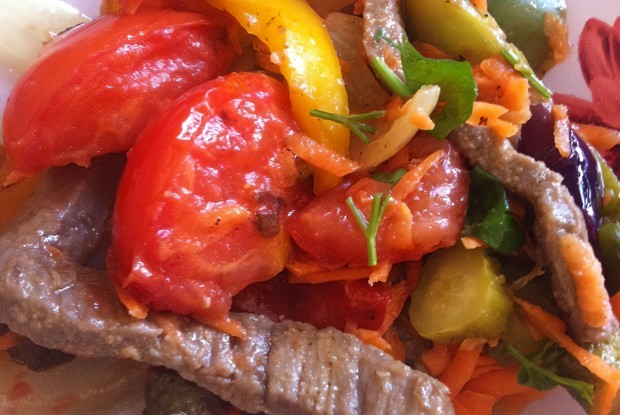 Мясной салат с овощами