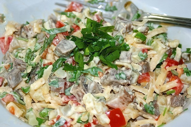 Мясной слоеный салат с картофелем и сыром