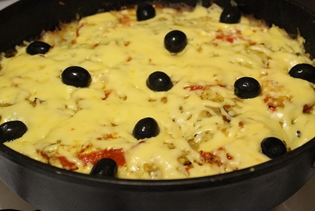 Мясо картофелем, помидорами и сыром