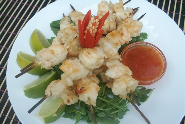 Мясо крокодила на шпажках