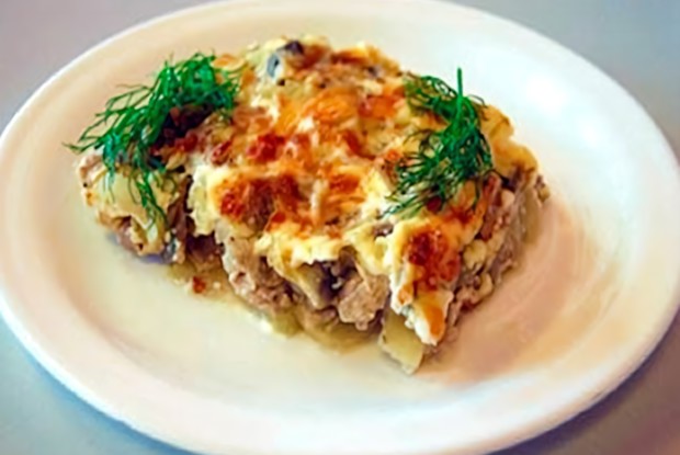 Мясо по-французски с картофелем, помидорами и сыром