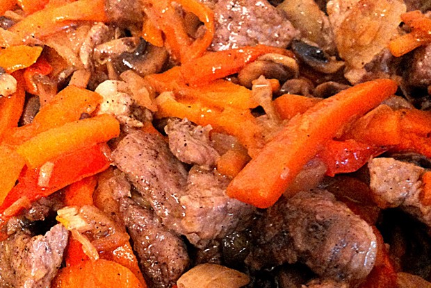 Мясо с грибами и овощами