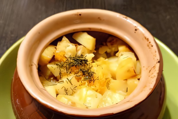 Мясо с картошкой в горшочках