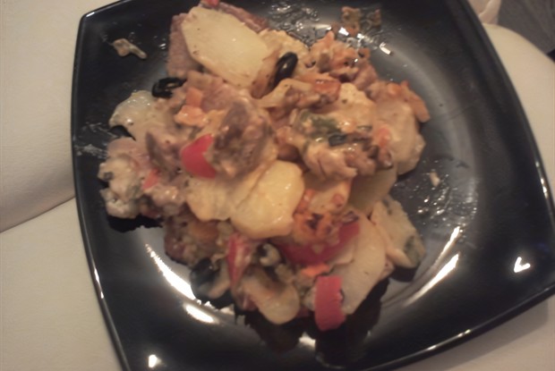 Мясо с овощами под сливочно-сырным соусом