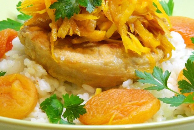 Мясо, тушеное с курагой