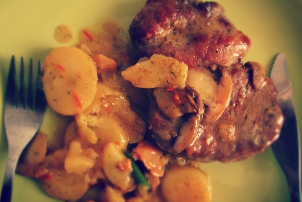 Мясо в сливочном соусе с овощами