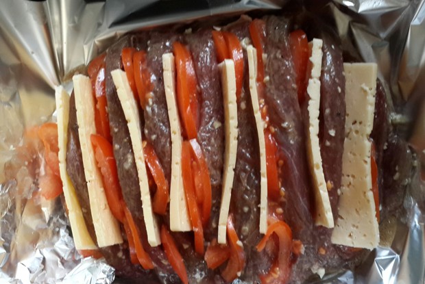 Мясо, запеченное гармошкой с сыром и помидорами