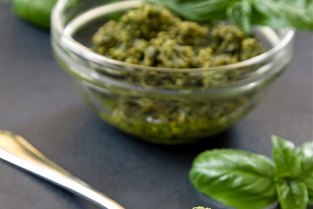 Мятное песто с грецкими орехами к баранине