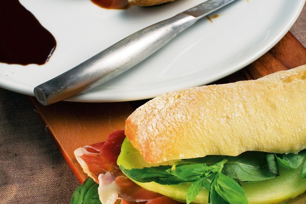 Моцарелла с моденским бальзамическим уксусом