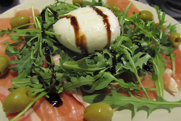 Моцарелла с пармской ветчиной и рукколой