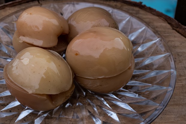 Моченые яблоки с вишневыми листьями