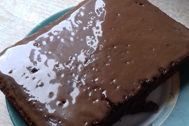 Мокрый шоколадный кекс с глазурью