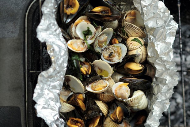 Моллюски с шафраном, запеченные в фольге