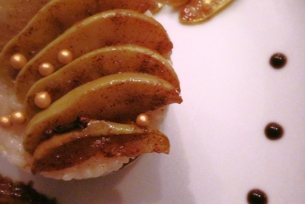 Молочная рисовая каша с яблоками и изюмом