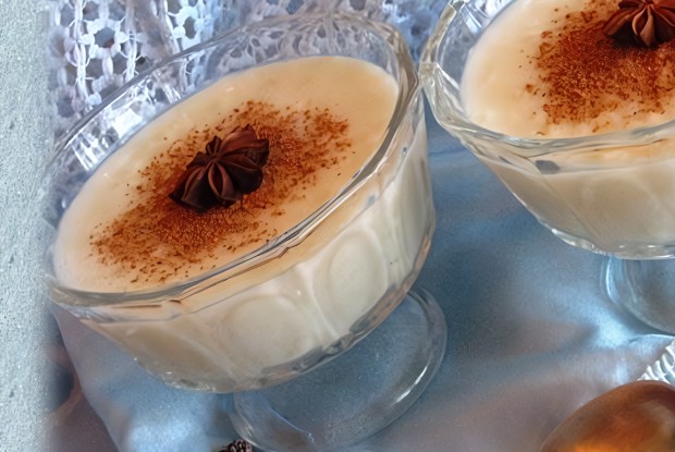 Молочный десерт с яблоками